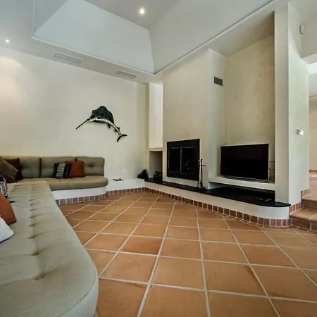 Sleeps 12 With Pool Air Con And Wifi
