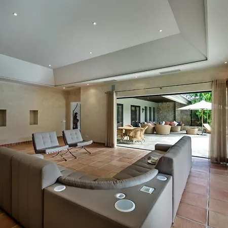Villa Sleeps 12 With Pool Air Con And Wifi