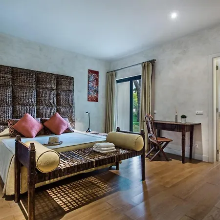 Sleeps 12 With Pool Air Con And Wifi