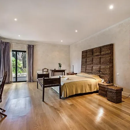 Sleeps 12 With Pool Air Con And Wifi