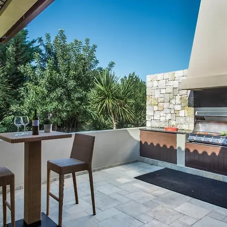 Sleeps 12 With Pool Air Con And Wifi *