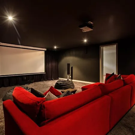 Sleeps 12 With Pool Air Con And Wifi *